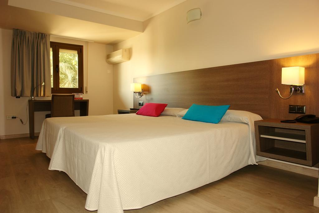 Hotel Avenida Plaza Alzira Zimmer foto